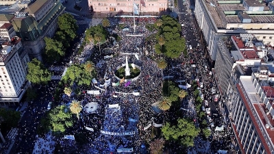 Militantes y organizaciones sociales colmaron Plaza de Mayo por el D&iacute;a de la Lealtad