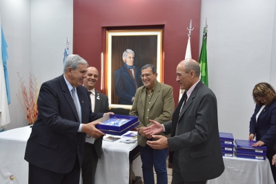 El vicegobernador entreg&oacute; banderas a instituciones de la ciudad de libertador Gral. San Martin