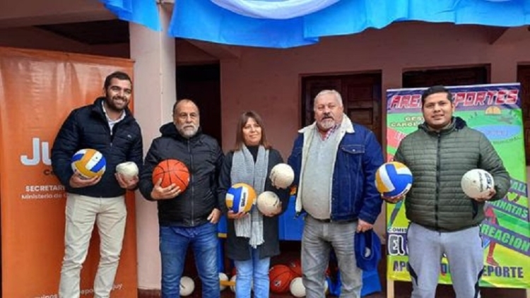 El Gobierno entreg&oacute; elementos deportivos a la localidad de El Fuerte