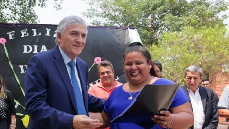 Regularizaci&oacute;n dominial: El Gobernador entreg&oacute; documentaci&oacute;n a familias de La Esperanza