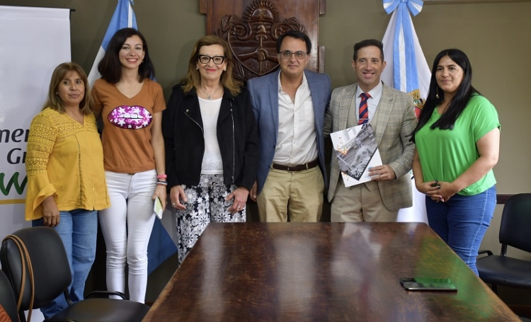 Ediles reconocieron la publicaci&oacute;n del libro de Alejandro Gl&uuml;ck