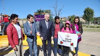 Morales y Sadir entregaron m&aacute;quinas retroexcavadoras para Santa Ana y San Francisco