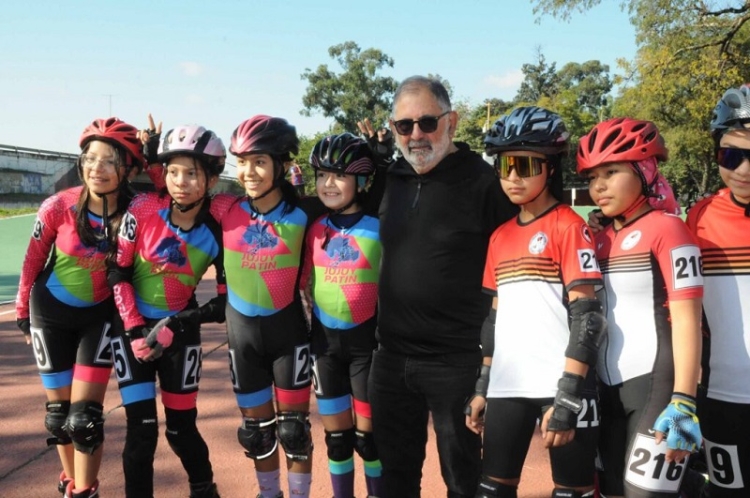 El intendente Jorge visit&oacute; el Patin&oacute;dromo &ldquo;Nora Vega&rdquo; para compartir con las patinadoras las recientes renovaciones
