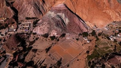 La cancha de f&uacute;tbol de Purmamarca rodeada de paisajes &uacute;nicos es viral en redes sociales