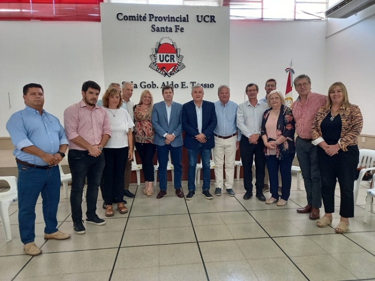 En Santa Fe Morales sent&oacute; bases de un plan que incluye las urgencias y el futuro de los argentinos