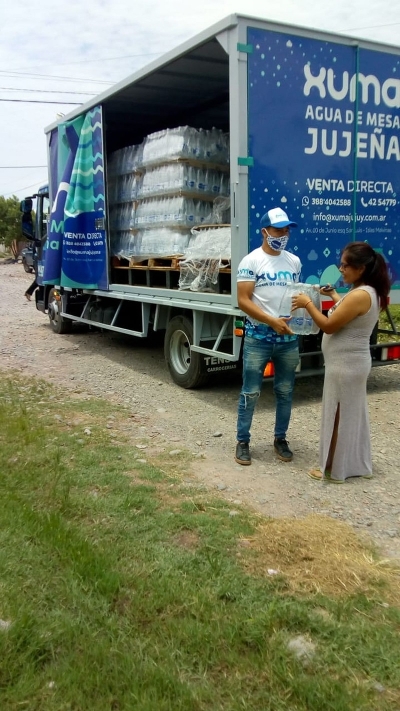 XUMA entreg&oacute; agua embotellada en El Carmen