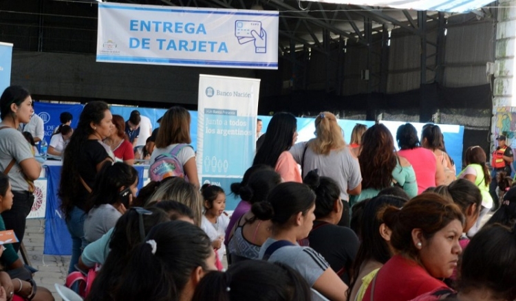 Se inici&oacute; la entrega de la tarjeta alimentaria