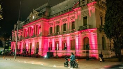 Casa de Gobierno se ilumina de rosa para concientizar sobre el c&aacute;ncer de mama