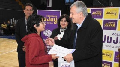 Gerardo Morales entreg&oacute; becas y reafirm&oacute; "el rumbo de la cultura del trabajo y el esfuerzo"