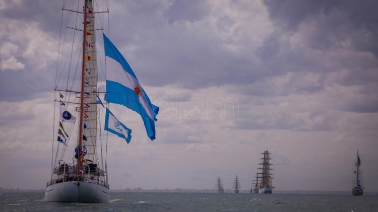 La fragata Libertad encabez&oacute; un desfile n&aacute;utico latinoamericano