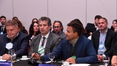 Posadas: "Propusimos revisar una vez m&aacute;s las tasas aeroportuarias"