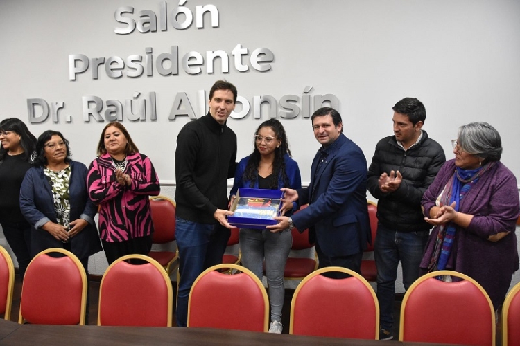 Legisladores entregaron una Bandera Nacional de la Libertad Civil a referente de la Biblioteca de Puesto del Marques