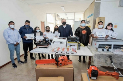 El Gobernador entreg&oacute; herramientas y vouchers a los directores de la juventud de las diferentes localidades de la Provincia