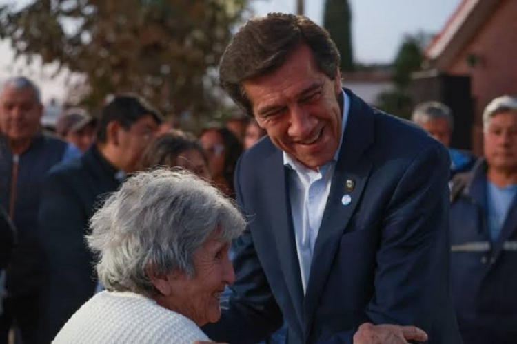 El gobernador inaugur&oacute; una nueva obra y destac&oacute; el avance de la pavimentaci&oacute;n en El Carmen