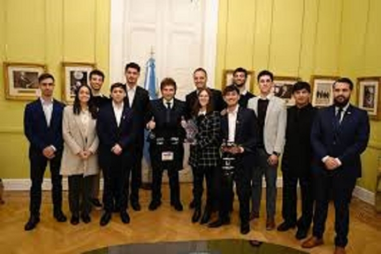 Javier Milei recibi&oacute; a los alumnos argentinos que ganaron el &ldquo;Mundial de la Ciencia&rdquo; de la NASA