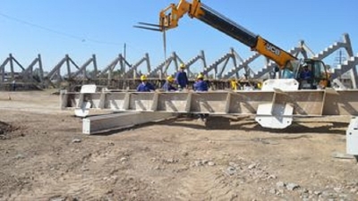 Ciudad Deportiva: obras de armado del arco central de la cubierta Estadio