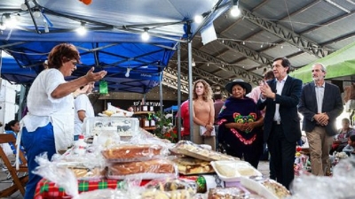 El gobernador Sadir salud&oacute; a emprendedores, artesanos y productores de la Feria Campesina "Pucar&aacute;"