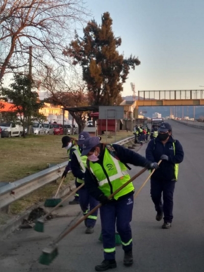 M&aacute;s de 13 toneladas de tierra y basura removidos en operativo de limpieza en zona sur